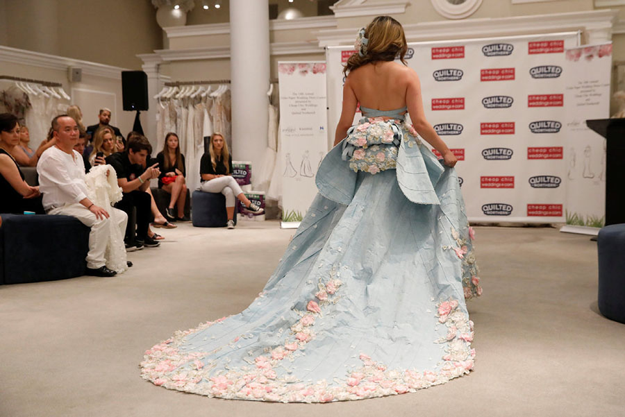 Galeria: Estilistas concebem vestidos de noiva com material insólito