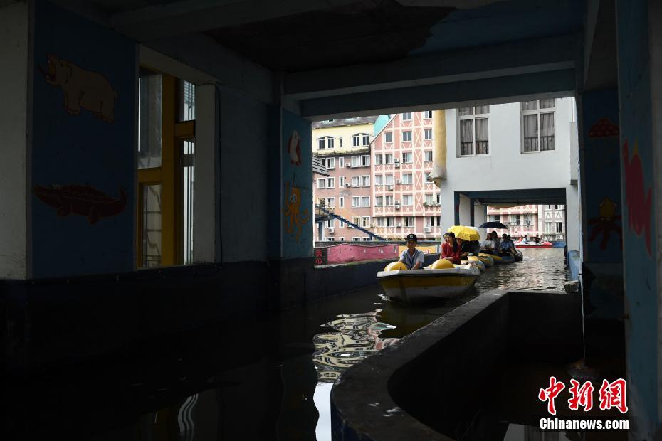 Galeria: Canal artificial torna-se viral em Chongqing