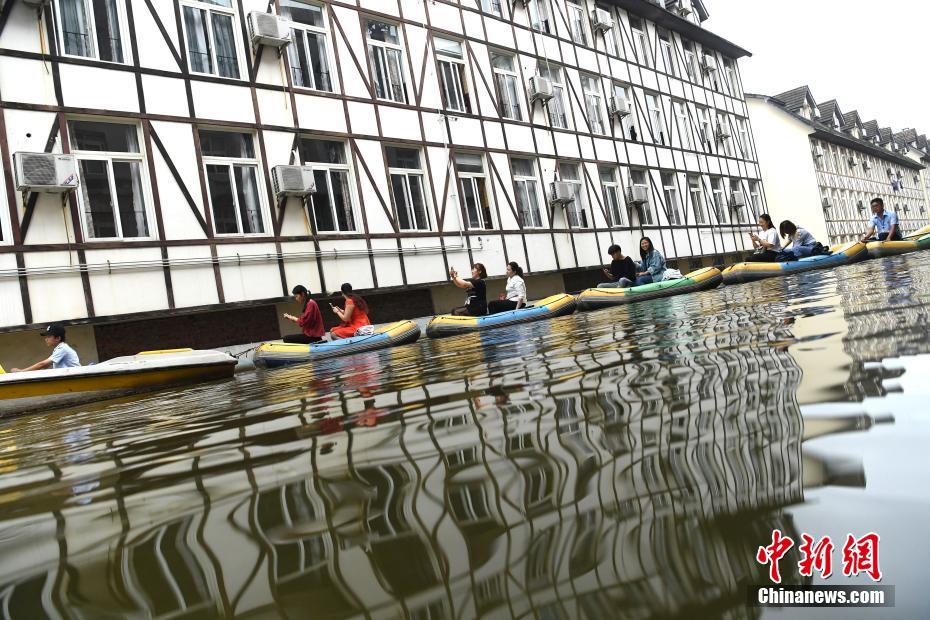 Galeria: Canal artificial torna-se viral em Chongqing