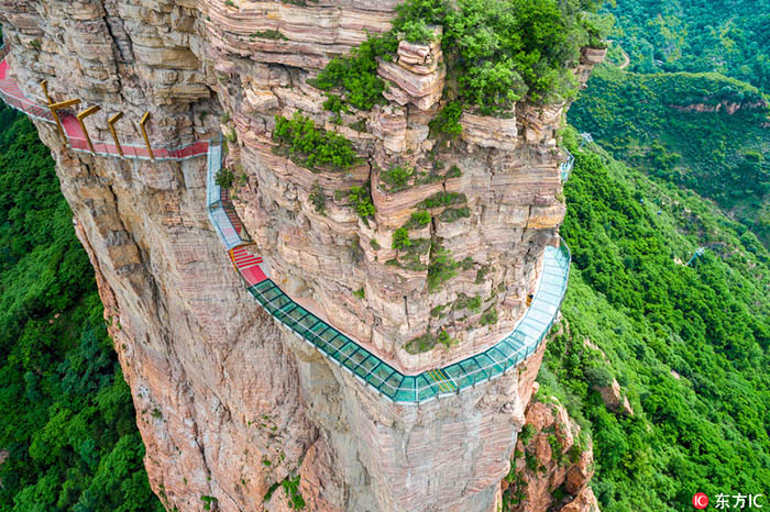 Hebei: Passadeira de vidro é construída ao longo de falésia