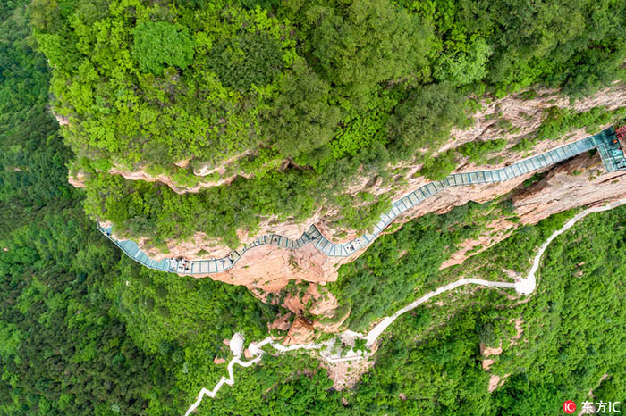 Hebei: Passadeira de vidro é construída ao longo de falésia