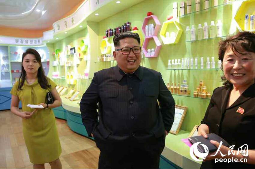 Kim Jong Un visita fábrica na fronteira com a China, despertando expectativas de investimento
