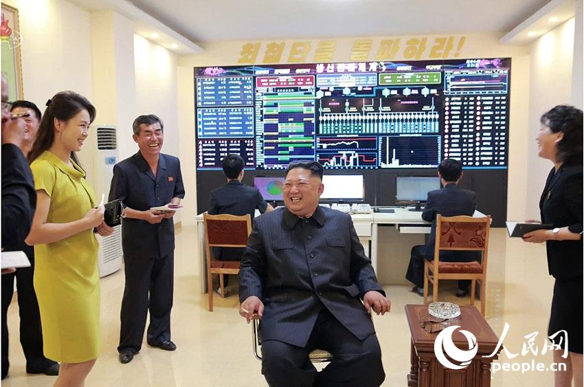 Kim Jong Un visita fábrica na fronteira com a China, despertando expectativas de investimento