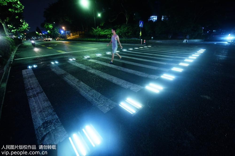 Passadeira iluminada com IA instalada em Hangzhou