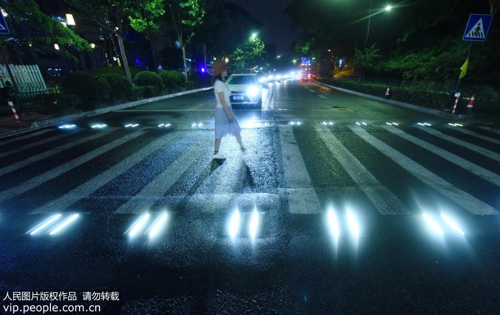 Passadeira iluminada com IA instalada em Hangzhou