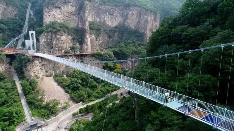 Ponte de vidro suspensa inaugurada em Shanxi