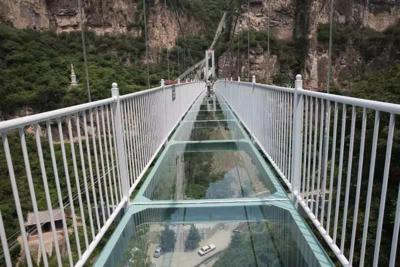 Ponte de vidro suspensa inaugurada em Shanxi