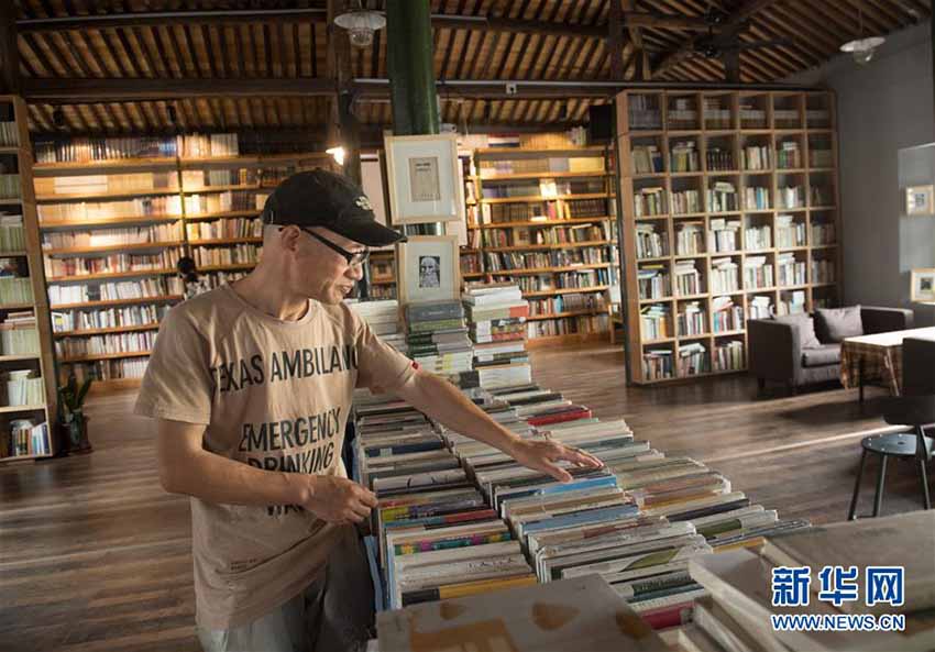 Comerciante de 56 anos gere a solo livraria em Shaoxing