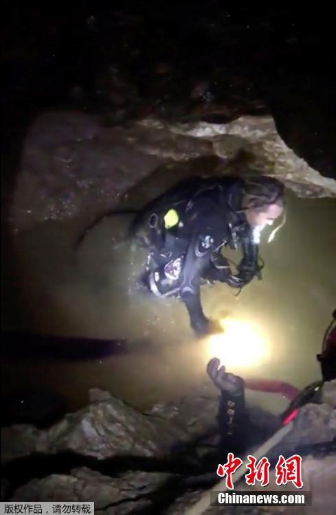 Quatro jovens retirados de caverna inundada na Tailândia