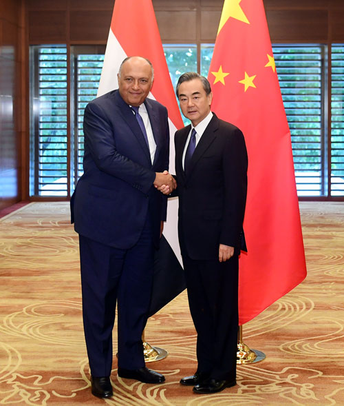 Chanceler da China se reúne com chefe da Liga Árabe e chanceler do Egito