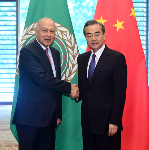 Chanceler da China se reúne com chefe da Liga Árabe e chanceler do Egito