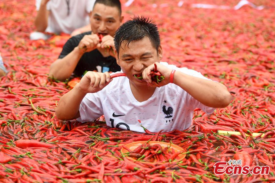 Chinês come 50 malaguetas em apenas um minuto