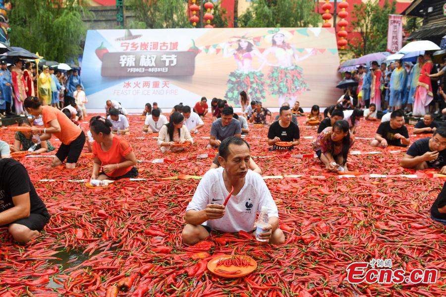 Chinês come 50 malaguetas em apenas um minuto