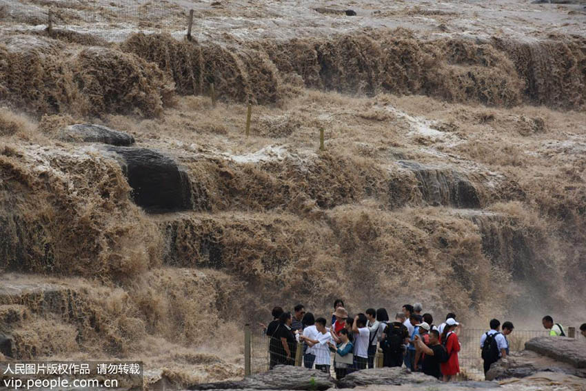 Volume de água da Cachoeira Hukou após chuvas fortes