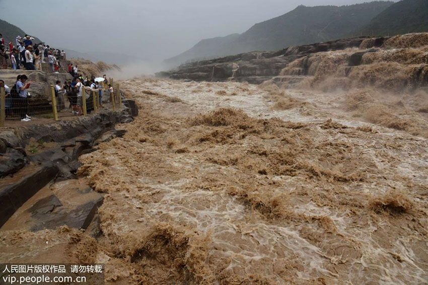 Volume de água da Cachoeira Hukou após chuvas fortes