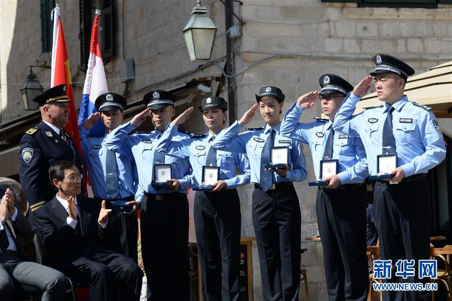 Policiais chineses e croatas realizam patrulha conjunta em Dubrovnik