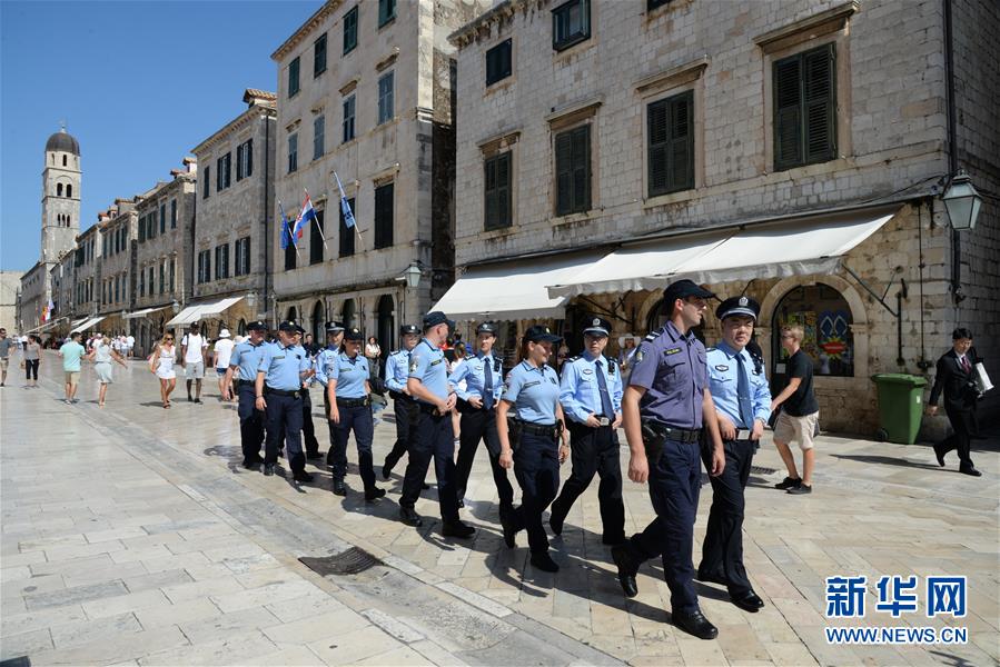 Policiais chineses e croatas realizam patrulha conjunta em Dubrovnik