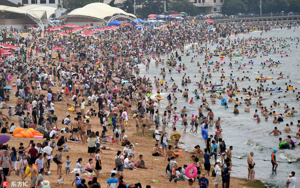 Qingdao: Turistas escapam a vaga de calor com mergulho no mar 