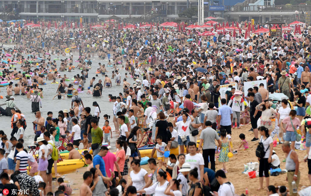 Qingdao: Turistas escapam a vaga de calor com mergulho no mar 