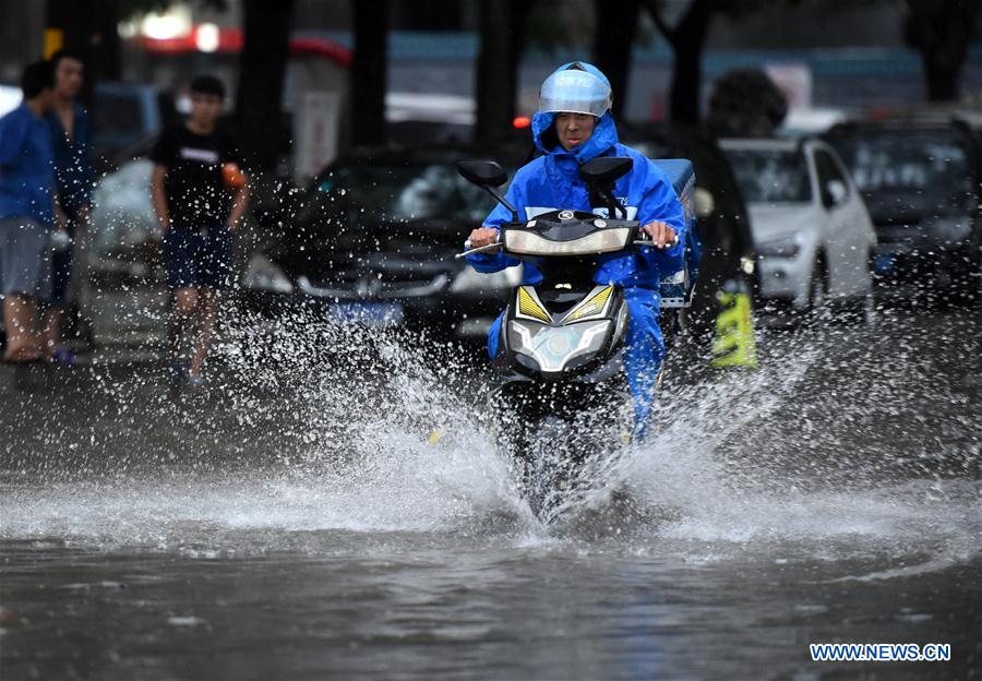 Beijing: Chuva intensa provoca inundações em partes da cidade