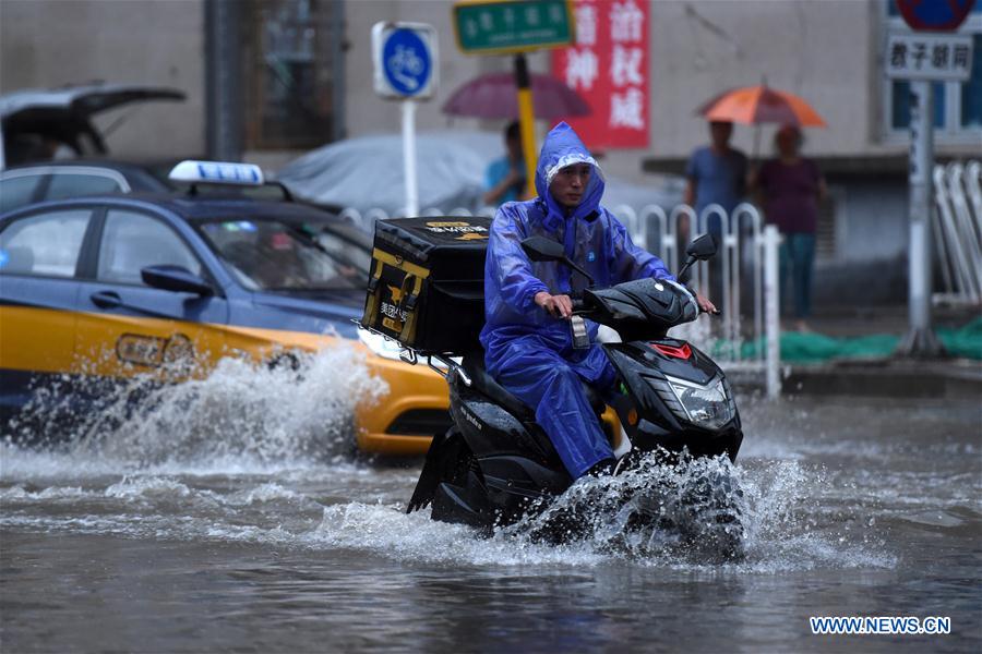 Beijing: Chuva intensa provoca inundações em partes da cidade