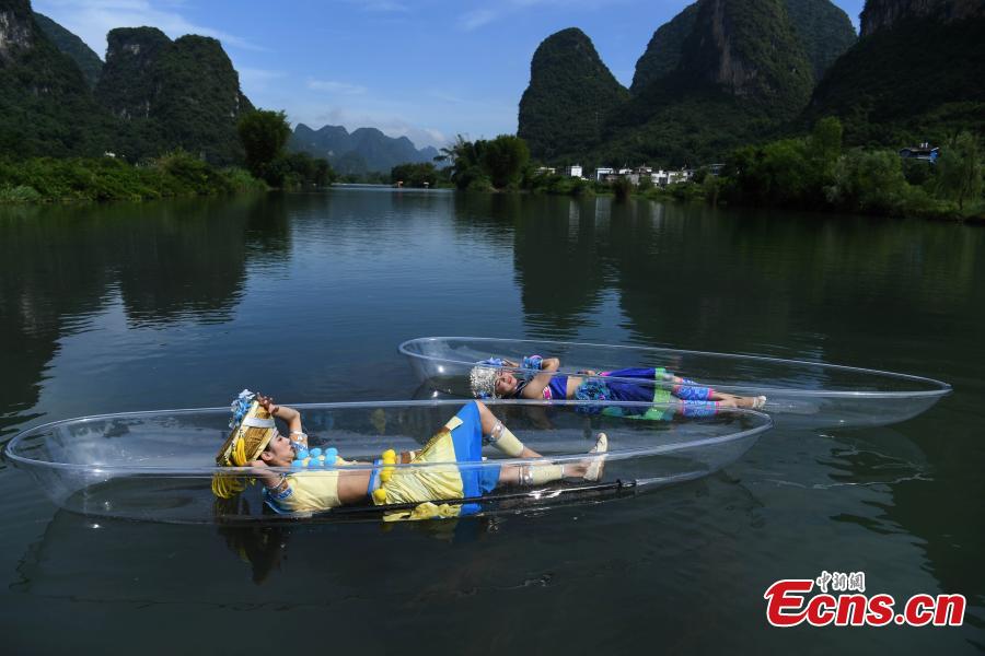 Galeria: Uma viagem sobre o rio Lijiang...de caiaques transparentes