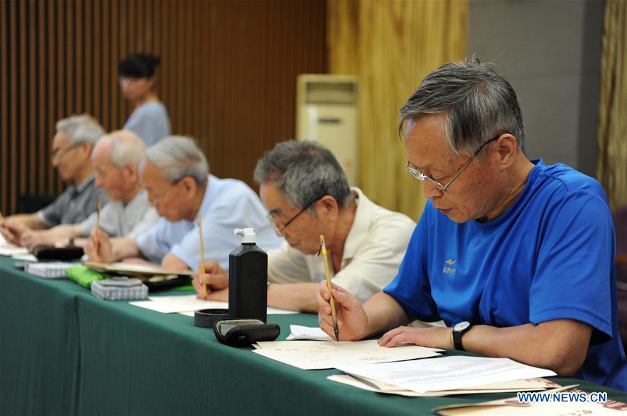Universidade chinesa envia cartas de admissão manuscritas a novos alunos