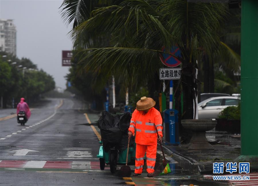 Tufão Son-Tinh toca terra em Hainan, no sul da China