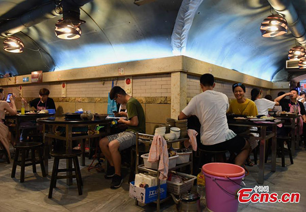 Abrigos antiaéreos em Chongqing tornam-se lugares populares para escapar do calor do verão