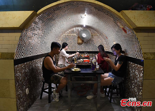 Abrigos antiaéreos em Chongqing tornam-se lugares populares para escapar do calor do verão