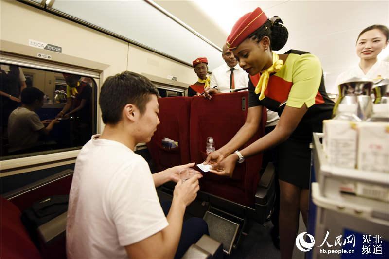 Quenianos frequentam treinamento para servir a bordo da linha ferroviária Mombasa-Nairobi