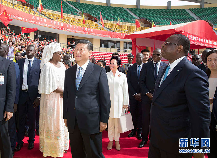 Xi assiste à cerimônia de entrega da arena nacional de luta do Senegal