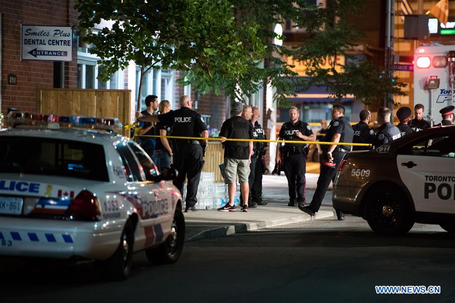 Tiroteio deixa 1 morto e 13 feridos em Toronto