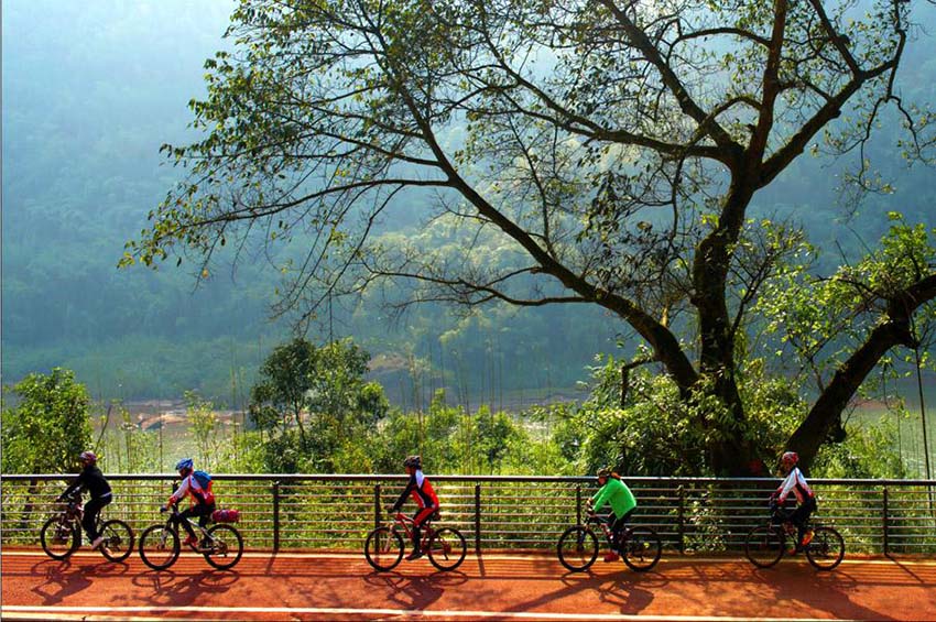 Estrada com ciclovia turística ajuda Chishui no combate à pobreza