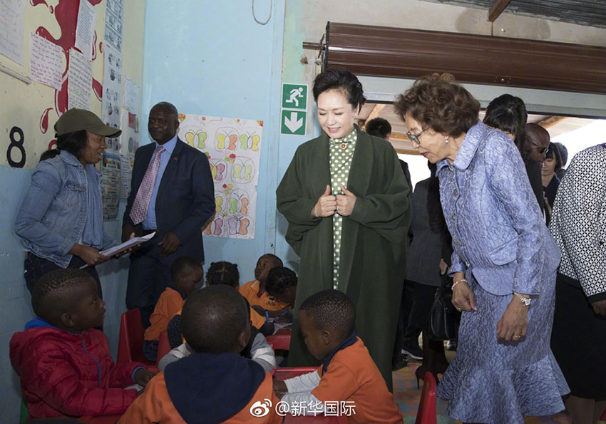 Primeira-dama chinesa visita pré-escola na África do Sul