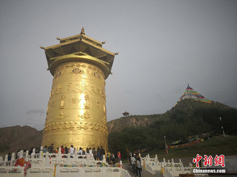 Galeria: Maior roda de oração coberta em folha de ouro do mundo