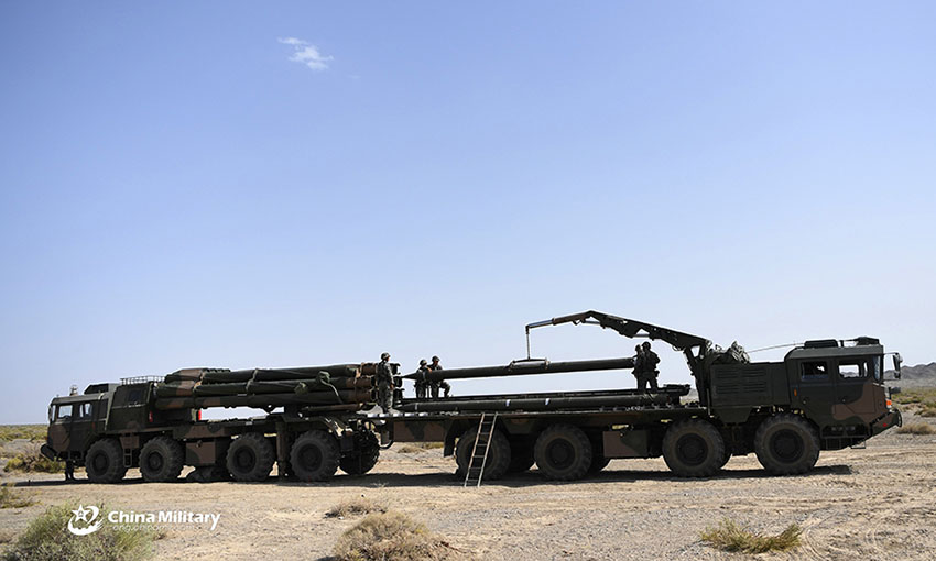 Lança-foguetes PHL-03 MLRS é testado no deserto de Gobi