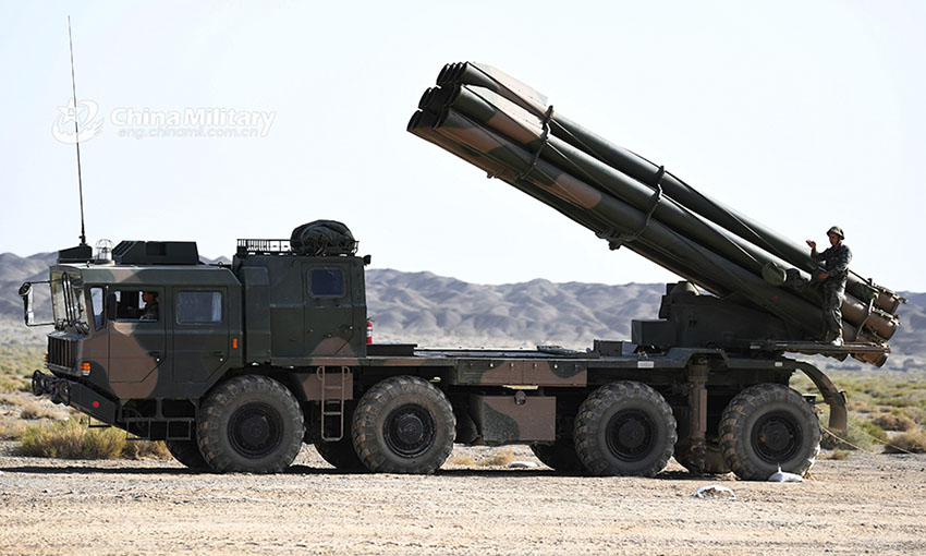 Lança-foguetes PHL-03 MLRS é testado no deserto de Gobi