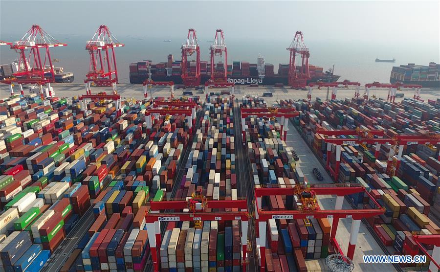 Porto de Shanghai bate recorde de movimentação de contêineres em 2017