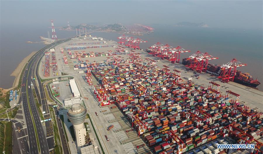 Porto de Shanghai bate recorde de movimentação de contêineres em 2017