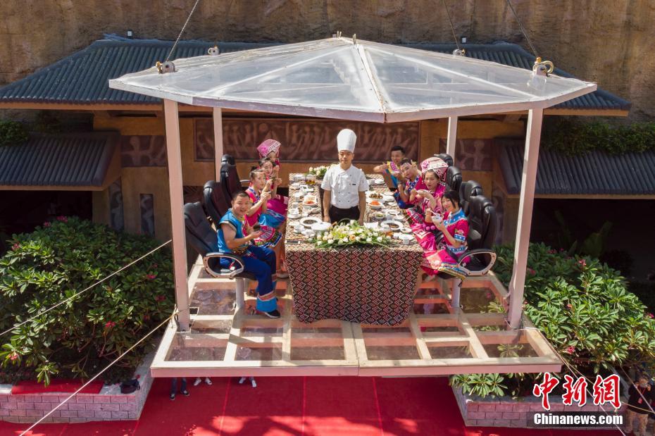 Guilin: Turistas apreciam macarrão de arroz em restaurante suspenso