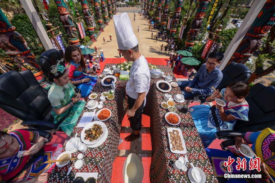 Guilin: Turistas apreciam macarrão de arroz em restaurante suspenso