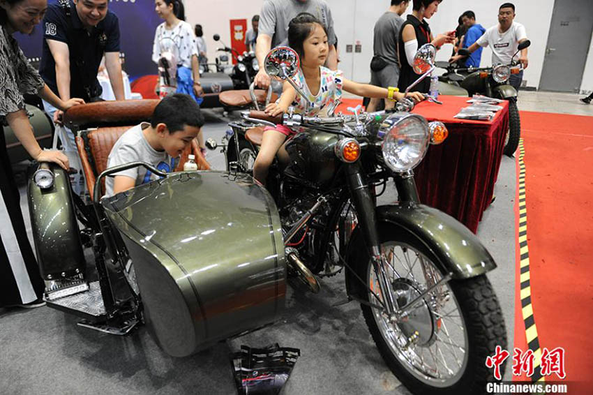 Centenas de motos expostas em Beijing