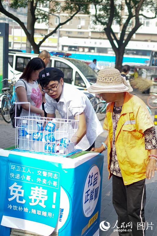 Geladeiras solidárias oferecem bebidas gratuitas a trabalhadores das ruas de Beijing