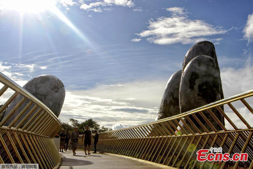 Nova ponte dourada no Vietnã sustida por “duas mãos”