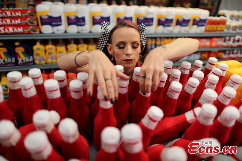 Insólito: Artista Lucy Sparrow abre um supermercado de produtos de feltro