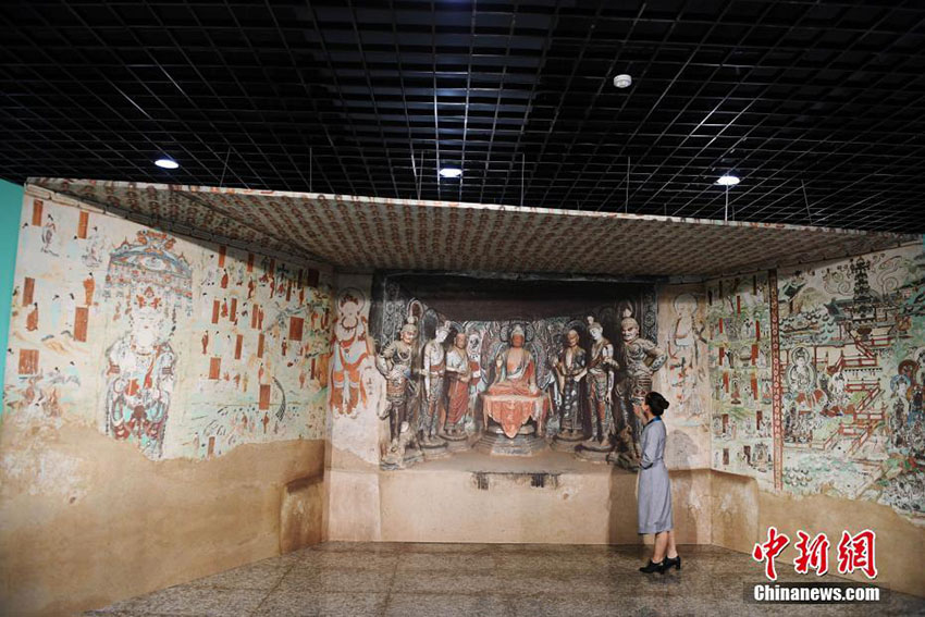 Cópias fidedignas de murais e esculturas das Grutas Mogao expostas em Dunhuang