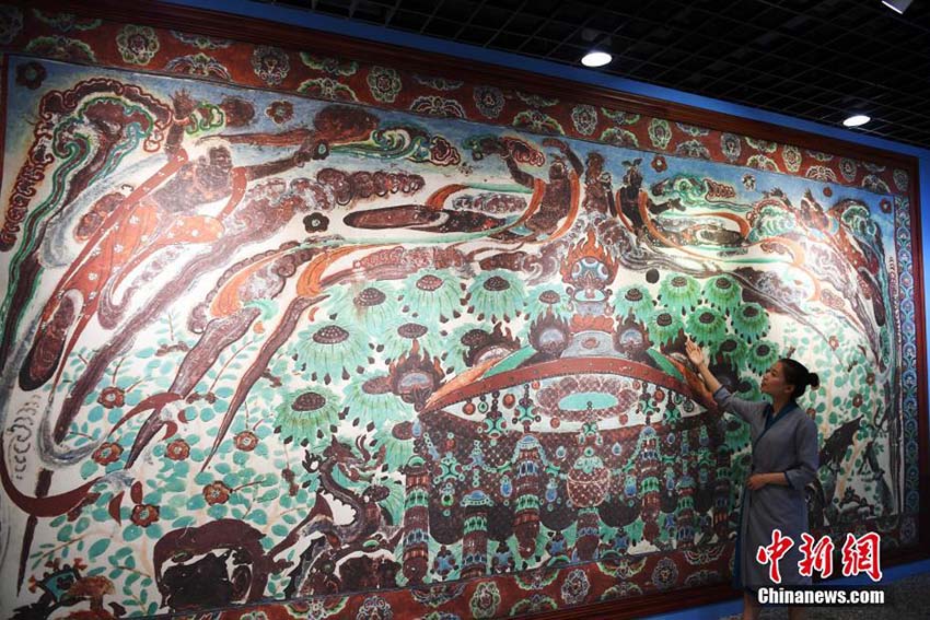 Cópias fidedignas de murais e esculturas das Grutas Mogao expostas em Dunhuang