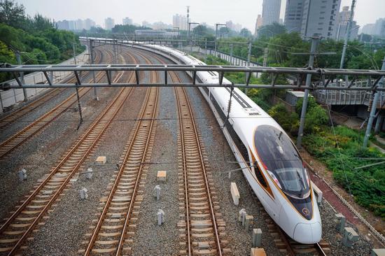Trem-bala transporta passageiros de Beijing a Hong Kong em 9 horas