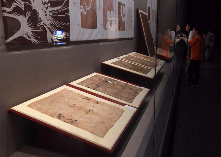 Galeria: Sedas com mil anos exibidas em Nanjing
